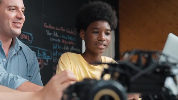 Afrikanischer Junge Mit Laptop Code Programmieren Oder Ein Automodell Programmieren — Stockvideo