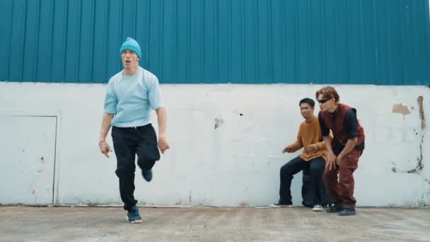 Jovem Dançarina Rua Dançando Estilo Hip Hop Com Amigos Multiculturais — Vídeo de Stock
