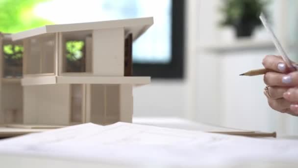 Close Van Jonge Mooie Kaukasische Architect Hand Maatregel Huis Model — Stockvideo
