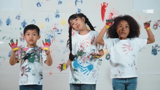 Różnorodni Studenci Razem Wzięci Pokazują Kolorowe Poplamione Ręce Grupa Ucznia — Wideo stockowe