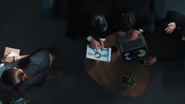 Вид Зверху Професійних Бізнесменів Аналізує Дані Фондового Ринку Використовуючи Ноутбук — стокове відео