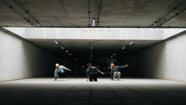 Długie Ujęcie Hipsterskiego Tańca Grupowego Podczas Wykonywania Tańca Boy Smart — Wideo stockowe