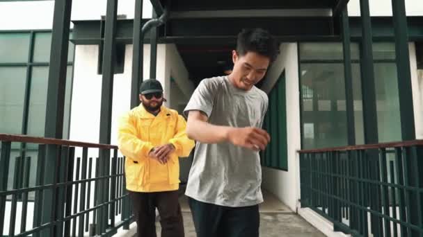 Asijský Hipster Přijít Připojit Pouliční Tanec Hispánský Break Dance Moderním — Stock video