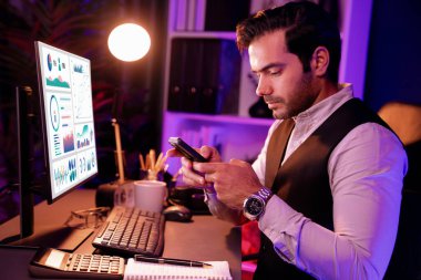 Akıllı iş adamı akıllı telefonuyla kağıt işleri veri tabanında satış kanalı disiplinlerini ve Neon Dark Light Room 'daki ürün hizmetlerini analiz etmek için bilgi topluyor. Tahmin et..