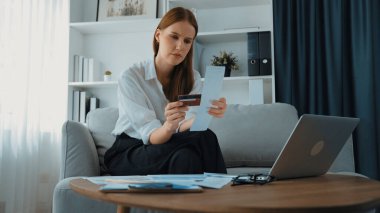 Stresli genç bayanın kredi kartı borçlarıyla ilgili mali sorunları var. Kötü kişisel para ve mortgage ödeme yönetimi krizinden korunmak için. Kadınlar aşırı harcama yüzünden finansal iflastan endişe ediyorlar.