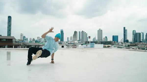 Blanke Boy Danser Oefent Straatdansen Het Dak Met Stad Stad — Stockfoto