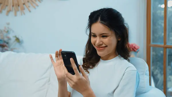 Νεαρή Γυναίκα Που Χρησιμοποιεί Smartphone Περιήγηση Για Online Αγορές Ηλεκτρονικό — Φωτογραφία Αρχείου