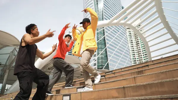 Glad Hipstergrupp Går Uppför Trappan Medan Dansar Streetdance Attraktiv Asiatisk — Stockfoto
