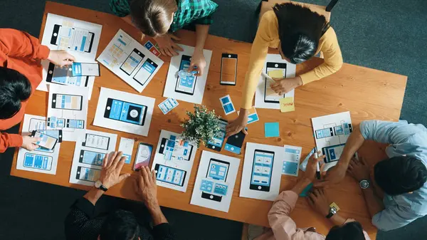 Kreativa Team Sätta Hand Tillsammans Medan Brainstorm Design Mobiltelefon Gränssnitt — Stockfoto