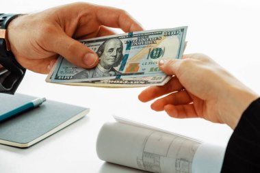 İşadamı başka bir iş adamına para gönderiyor. İşlem, ödeme, maaş ve bankacılık konsepti. uds