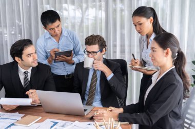 Modern ofis ortamında çalışan çeşitli etnik gruplardan çeşitli iş adamları. Üretken ve çok ırklı ofis çalışanları stratejik ticari pazarlama konusunda tartışmaya giriştiler. Çok titiz.