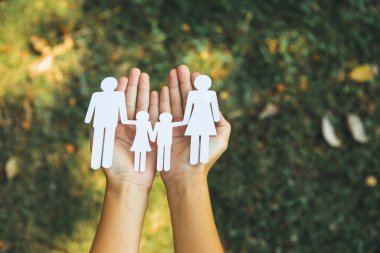 Elinde tutulan kağıt aile ikonunun arka planı, modern ailenin çevre dostu yaşam tarzına olan bağlılığı ve çocuklarına sürdürülebilir yaşam tarzını sembolize ediyor. Döngü