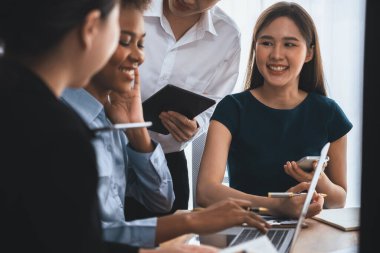 Mutlu iş adamları birlikte çalışır, şirket ofisinde tartışırlar. Profesyonel ve çeşitlilik takım çalışması iş planını bilgisayarda tartışır. Modern çok kültürlü ofis çalışanı. Uyum