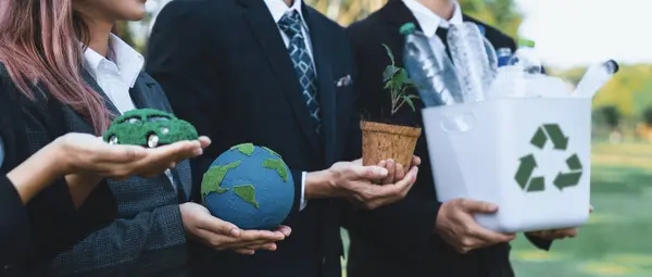 商界人士自愿推广地球日和环境友好型活动 包括环境 社会和治理活动 以促进绿色环境的可持续性 — 图库照片