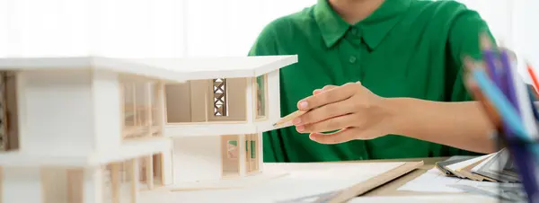 Przycięty Obraz Projektantki Mierzy Model Domu Ołówkiem Koncentrując Się Jej — Zdjęcie stockowe