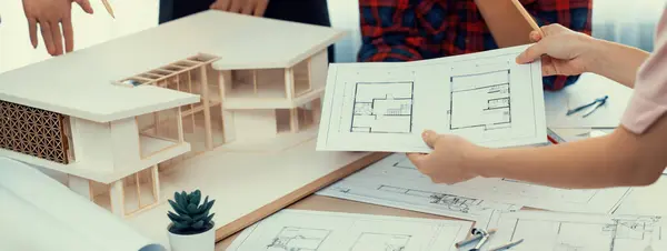 Análisis Del Equipo Arquitectos Lluvia Ideas Sobre Construcción Casas Mesa —  Fotos de Stock