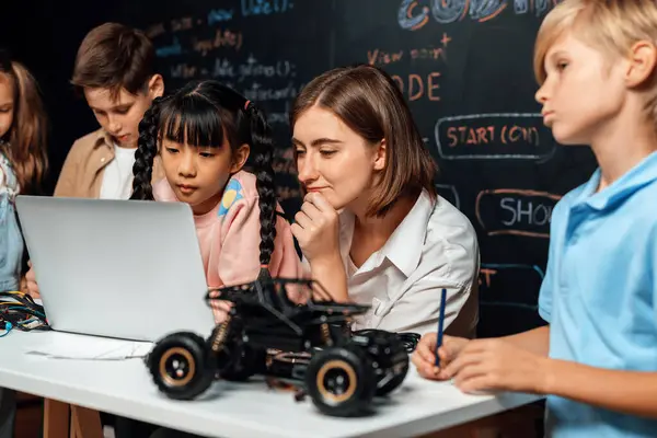 Skickliga Barn Som Lär Sig Att Programmera Fjärrbil Skolflicka Rosa — Stockfoto