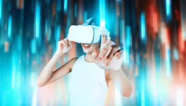 Vrouwelijke Stand Dragen Witte Headset Mouwloze Verbindende Metaverse Toekomstige Technologie — Stockfoto