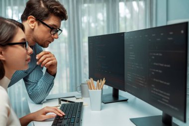 Takım becerisi geliştiricileri programı en yeni kodlama yaratıcı web sitesi planlama yazılım projesini iki bilgisayar ekranında düşünerek, ofiste tam yığın veri analizi ile karşılaştırıldığında. Varsayım.