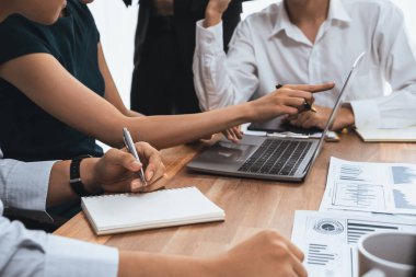 Çok ırklı analist ekibi toplantı masasındaki mali raporu analiz etmek için BI gösterge tablosunu kullanıyor. Çeşitli iş adamlarından oluşan bir grup, FIntech 'in veri analizini başarılı iş pazarlaması için kullanır. Uyum