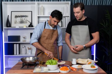 Sağlıklı etkiler yemek programında taze salata rulosu gücü sunuyor, çeşitli sebzeler ve masada ev yapımı yumuşak tortilla dürümü içeriyor. Sosyal medyada canlı yayın. Satılabilir.