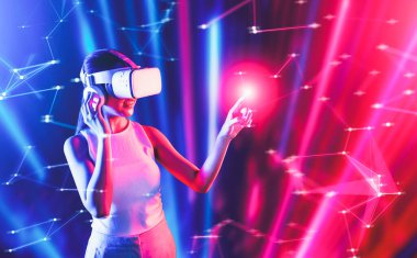 Meta-meta 'da siber punk stilinde ayakta duran zeki kadın metaevrene bağlı VR kulaklık takıyor, gelecekteki siber uzay teknolojisi kullanıyor, kadın sanal gerçekliğe dokunan bir nesne kullanıyor. Halüsinasyon.