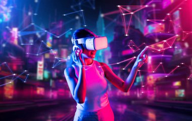 Meta-meta 'da siber punk stilinde ayakta duran zeki kadınlar metaevrene bağlı VR kulaklık takarlar, gelecekteki siber uzay teknolojisi, kadın sanal nesneye dokunmak için işaret parmağı kullanır. Halüsinasyon.