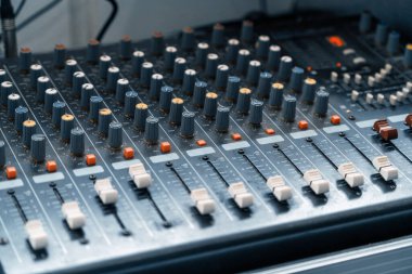 Stüdyo odasında yakınlaştırıcı mikser ve ekolayzır var. uds