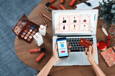 İnternet pazarından alışveriş yapan kadın modern yaşam tarzı için satış malzemeleri arıyor ve son derece siber güvenlik yazılımı tarafından korunan cüzdandan çevrimiçi ödeme için kredi kartı kullanıyor