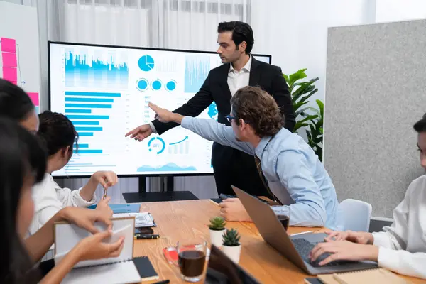 사업가는 회사의 지시를 회의실에서 전략적 계획을 세우기 화면에 보고서 분석이나 — 스톡 사진