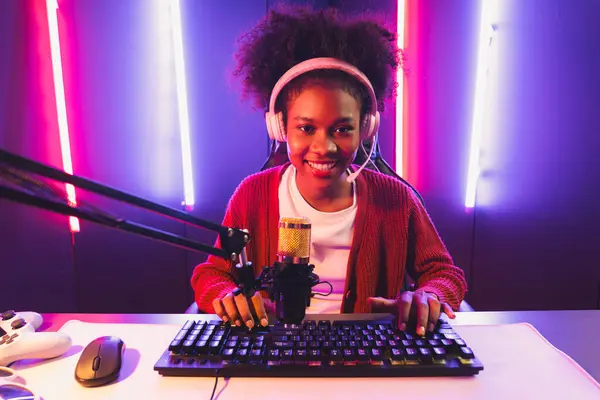 Host Kanał Streamer Gier African Girl Biorąc Wpisując Esport Wykwalifikowanego — Zdjęcie stockowe