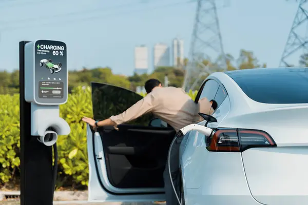 Young Man Recharge Car Battery Charging Station Connected Power Grid — Stock Photo, Image