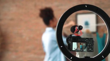 Arka plan görüntüsü, kamera ekran kaydedicisi kadın nüfuzcusu canlı yayın video görüntüsü görüntüleme kritik sosyal medya ya da blog 'u gizliyor. İnternetteki pazarlama yayını için giysi stüdyosu ışıklandırması olan kız.