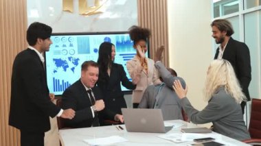 Çeşitli ofis çalışanları ve çalışanları mutlu ve heyecanlı hissediyorlar ve iyi takım çalışması ve olumlu tutumları nedeniyle kutlama yapıyorlar. Süslü işyerlerindeki iş başarısına katkıda bulunuyorlar.