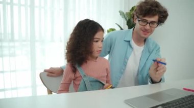 Beyaz bir baba kulağına kalem geçirirken kızı da babasına bakar ve kulağına kalem geçirir. Akıllı baba mühendislik kodu yazıyor ve dizüstü bilgisayar kullanarak yapay zeka üretiyor. Aile birlikte vakit geçirir. Pedagoji.