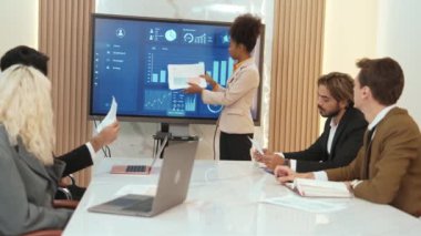 Ofisteki sunum ya da analist ekibiyle süs toplantı odasında mali verileri analiz etmek için BI Fintech 'i kullanın. İş adamları stratejik planlama için TV ekranında BI gösterge panelini analiz ediyor