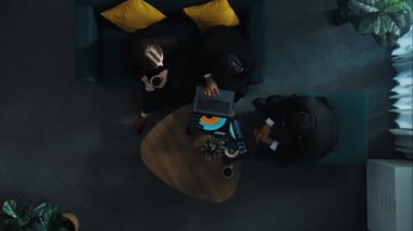 İşadamı, akıllı proje yöneticisine dizüstü bilgisayar kullanarak pazarlama planını sundu. Yönetici toplantı odasında kahve içerken iş adamları finansal strateji üzerinde çalışıyor. Müdürlük.