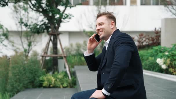 Kluger Kaukasischer Geschäftsmann Der Auf Sein Smartphone Schaut Und Seinen — Stockvideo