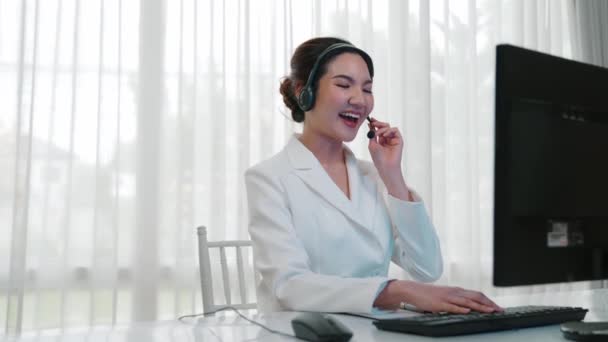 고객이나 동료를 지원하기 사무실에서 일하는 생생한 헤드셋을 착용하는 사업가 텔레마케팅 — 비디오