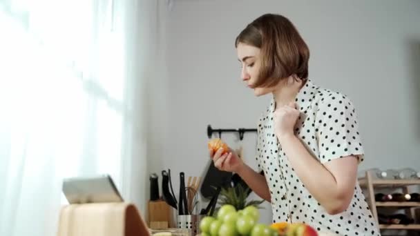 Mãe Caucasiana Preparar Alimentos Para Fazer Salada Enquanto Olha Para — Vídeo de Stock