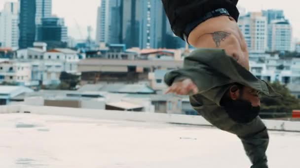 Profesyonel Hipster Çatıda Gökyüzü Avcısıyla Şehir Siteleriyle Break Dans Yapıyor — Stok video