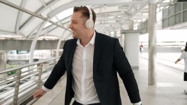 Feliz Hombre Negocios Bailando Mientras Usa Auriculares Puente Ciudad Urbana — Vídeos de Stock