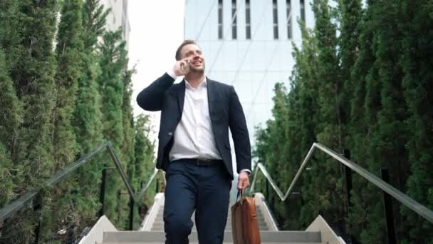 Счастливый Бизнесмен Спускается Лестнице Звонит Менеджеру Используя Смартфон Топ Менеджер — стоковое видео