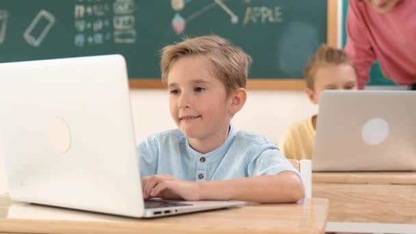 다양한 아이들이 소프트웨어 시스템을 프로그래밍하는 노트북에서 일하는 교사와 학생은 문제를 — 비디오