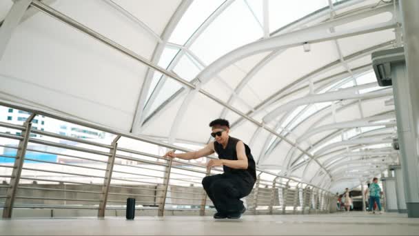 有技巧的英俊嬉皮士在狭窄的走廊表演街头舞蹈 专业的嘻哈舞蹈演员穿着时髦的衣服 在城市的走廊上跳着男孩的舞步 2024年户外运动 神气活现 — 图库视频影像
