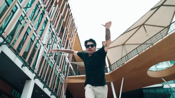 Genç Spanyol Break Dansçısı Kamera Önünde Alçak Açılı Kamerayla Dans — Stok video