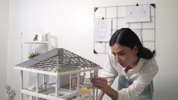 Genç Güzel Zeki Mühendisin Yakın Çekimleri Modern Ofiste Duvarında Taslak — Stok video