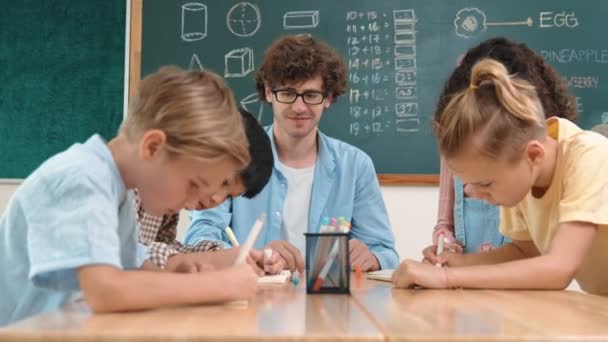 Kaukasische Lehrerin Gibt High Five Kinder Zur Zusammenarbeit Ermutigen Gruppe — Stockvideo