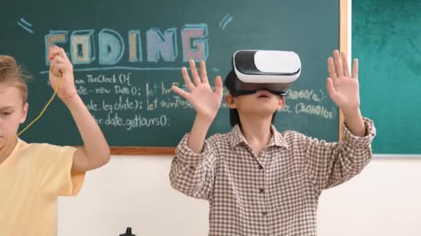 Energické Dítě Nosí Sluchátka Při Vstupu Virtuálního Světa Třídě Student — Stock video