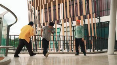 Bir grup hippi koridor alışveriş merkezinde hip-hop müziğine ayak basıyor. Çok kültürlü arkadaş ya da dansçı grubuyla çevriliyken yetenekli break dansçı dansçıları sergilediler. Açık hava sporu 2024 hiphop..